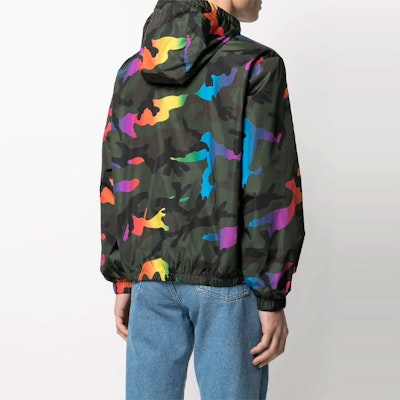 Valentino 2021春夏迷彩印花连帽外套。 VV3CI36872133H Shop Valentino 2021春夏迷彩印花连帽外套。 VV3CI36872133H