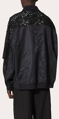 Valentino SS21 尼龙蕾丝边饰飞行夹克. VV0CII467ES0NO Shop Valentino SS21 尼龙蕾丝边饰飞行夹克. VV0CII467ES0NO