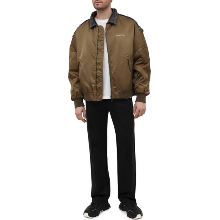 Lookbook Valentino SS22 Celana Jogger Hitam dengan Drawstring. XV3MD03C85G0NO