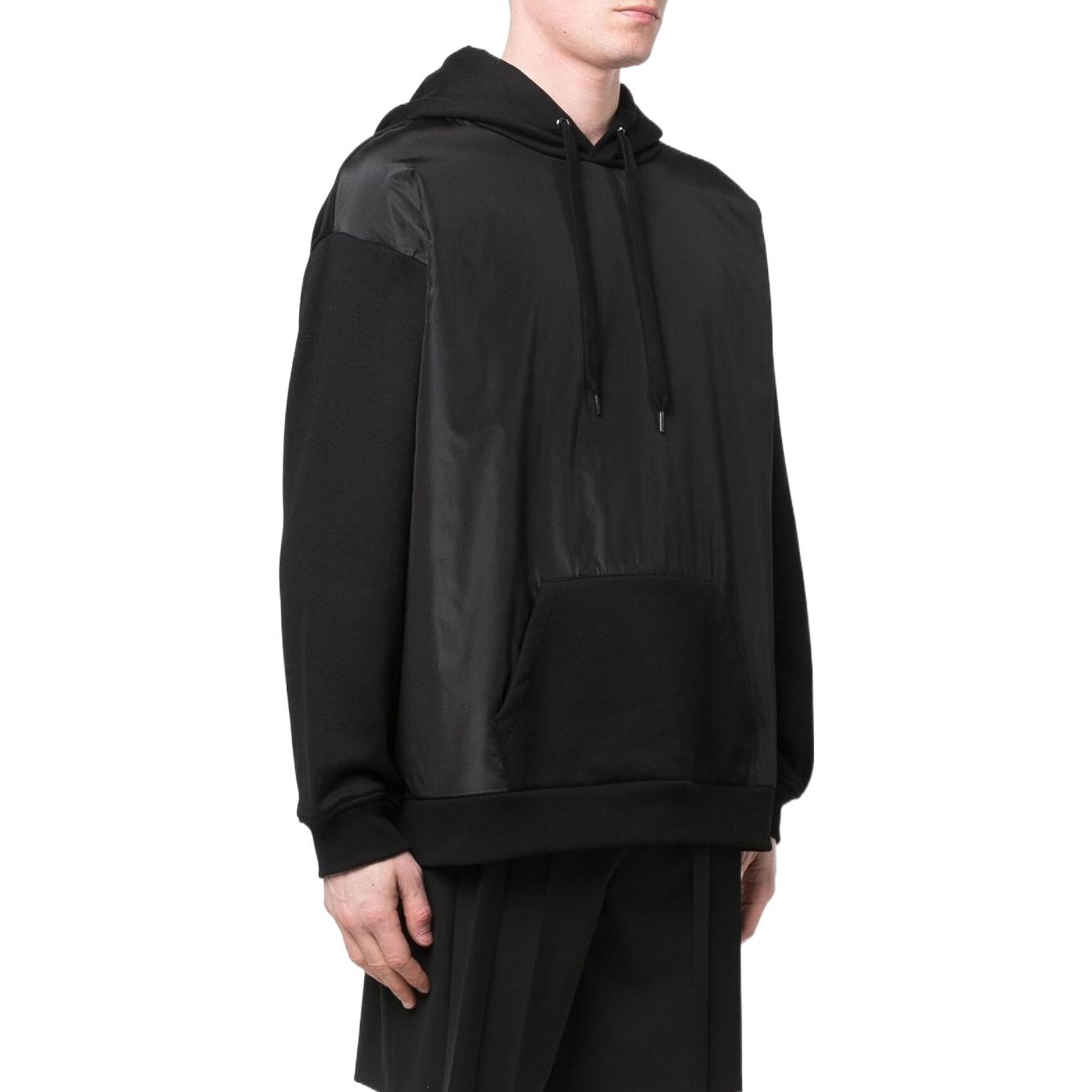 Purchase Valentino SS22 Hoodie Hitam dengan Logo Solid dan Desain Patchwork. XV0MF22L8GW0NO