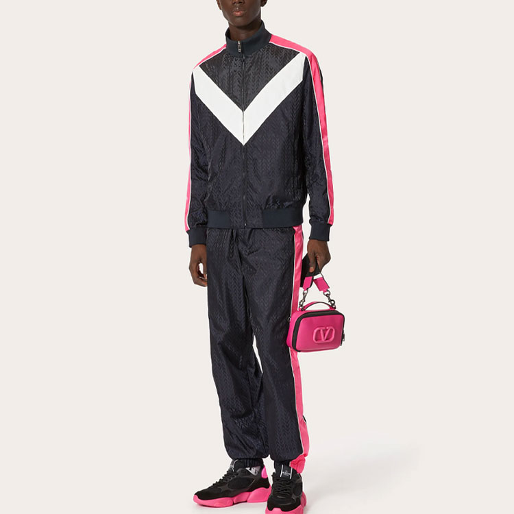 Lookbook Valentino SS22 Jaket Trek Lengan Panjang Logo Jacquard Hitam. XV3CII3480UAB4