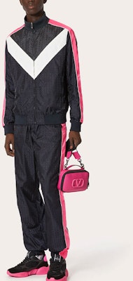 Valentino SS22 Jaket Trek Lengan Panjang Logo Jacquard Hitam. XV3CII3480UAB4 Lookbook Valentino SS22 Jaket Trek Lengan Panjang Logo Jacquard Hitam. XV3CII3480UAB4