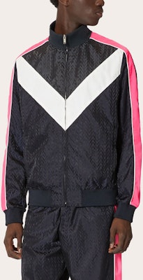 Valentino SS22 Jaket Trek Lengan Panjang Logo Jacquard Hitam. XV3CII3480UAB4 Shop Valentino SS22 Jaket Trek Lengan Panjang Logo Jacquard Hitam. XV3CII3480UAB4