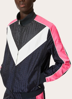 Valentino SS22 Jaket Trek Lengan Panjang Logo Jacquard Hitam. XV3CII3480UAB4 Purchase Valentino SS22 Jaket Trek Lengan Panjang Logo Jacquard Hitam. XV3CII3480UAB4