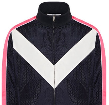 Valentino SS22 Jaket Trek Lengan Panjang Logo Jacquard Hitam. XV3CII3480UAB4 Sizing Valentino SS22 Jaket Trek Lengan Panjang Logo Jacquard Hitam. XV3CII3480UAB4