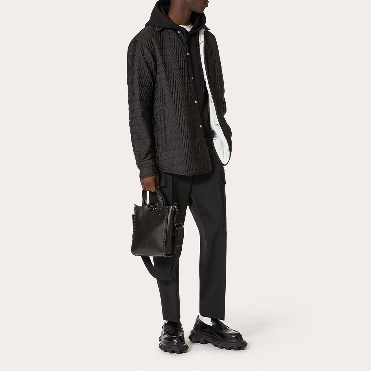 Lookbook Chaqueta de Plumas Negra de Manga Larga Valentino SS22. XV3CIA997130NO