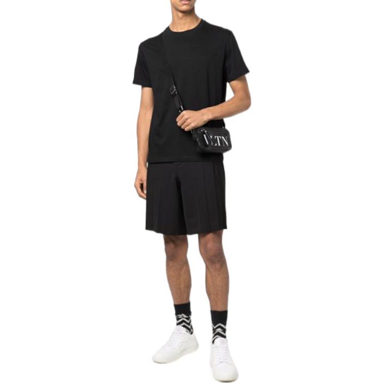 Lookbook Valentino SS22 Kaos Hitam Polos Lengan Pendek Crewneck. XV3MG08Y8850NO