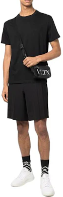 Valentino SS22 Kaos Hitam Polos Lengan Pendek Crewneck. XV3MG08Y8850NO Lookbook Valentino SS22 Kaos Hitam Polos Lengan Pendek Crewneck. XV3MG08Y8850NO