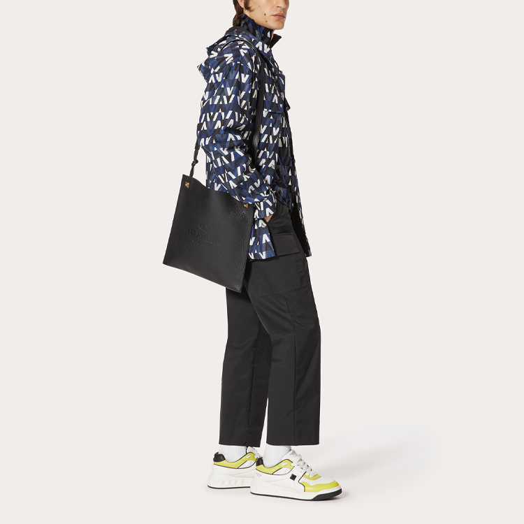 Lookbook Valentino SS22 藍色滿版印花寬鬆連帽外套 XV3CJE2680RN38