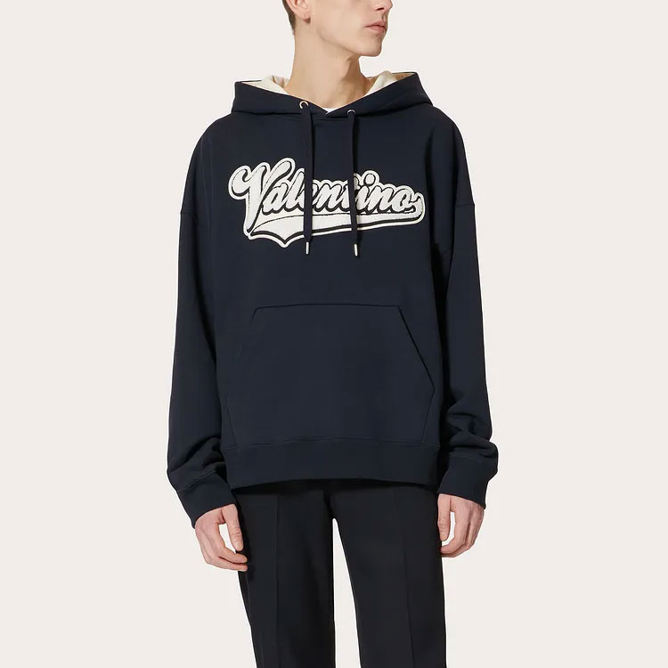 Lookbook Valentino SS22 藍色連帽衫搭配字母印花標誌 1V3MF22W8Q6598
