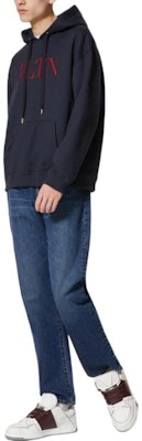 발렌티노 SS22 블루 로고 자수 오버사이즈 스웨트셔츠. 1V3MF14F8MBW31 Lookbook 발렌티노 SS22 블루 로고 자수 오버사이즈 스웨트셔츠. 1V3MF14F8MBW31