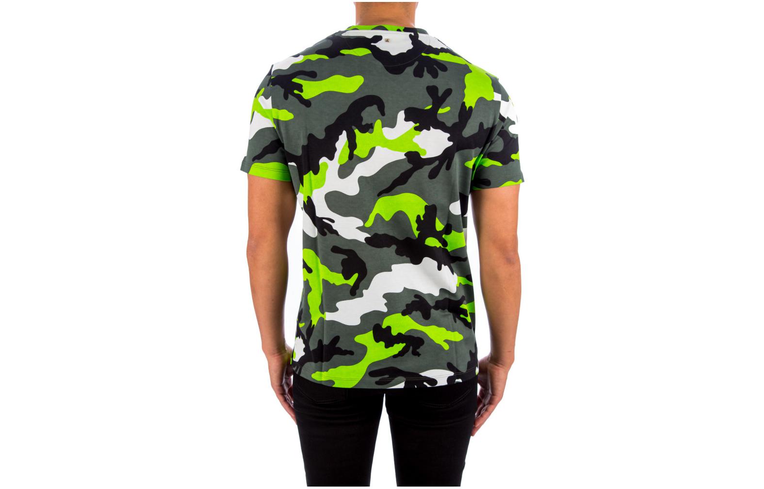 Lookbook Valentino SS22 Kaos Crewneck Abu-Abu Grafis Camo. UV3MG00W3M0