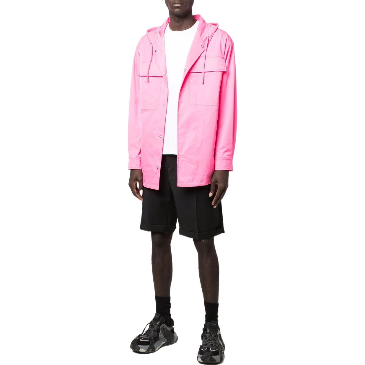 Lookbook Valentino SS22 Chaqueta Rosa con Capucha y Detalles de Bolsillo Mangas Largas. VCJE265TYZB0