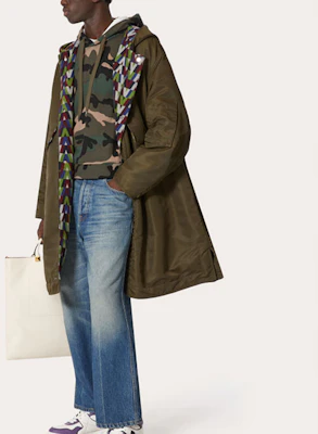 Valentino SS22迷彩連帽外套 軍綠色. XV3MF21D83WF00 Lookbook Valentino SS22迷彩連帽外套 軍綠色. XV3MF21D83WF00