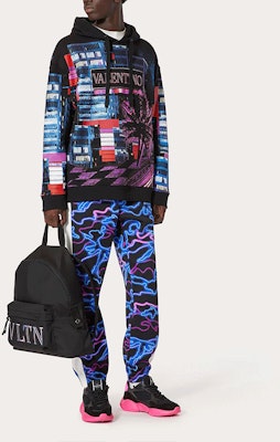 발렌티노 SS22 일렉트릭 시티 그래픽 후디 블랙. XV3MF18I85DZ47 Lookbook 발렌티노 SS22 일렉트릭 시티 그래픽 후디 블랙. XV3MF18I85DZ47