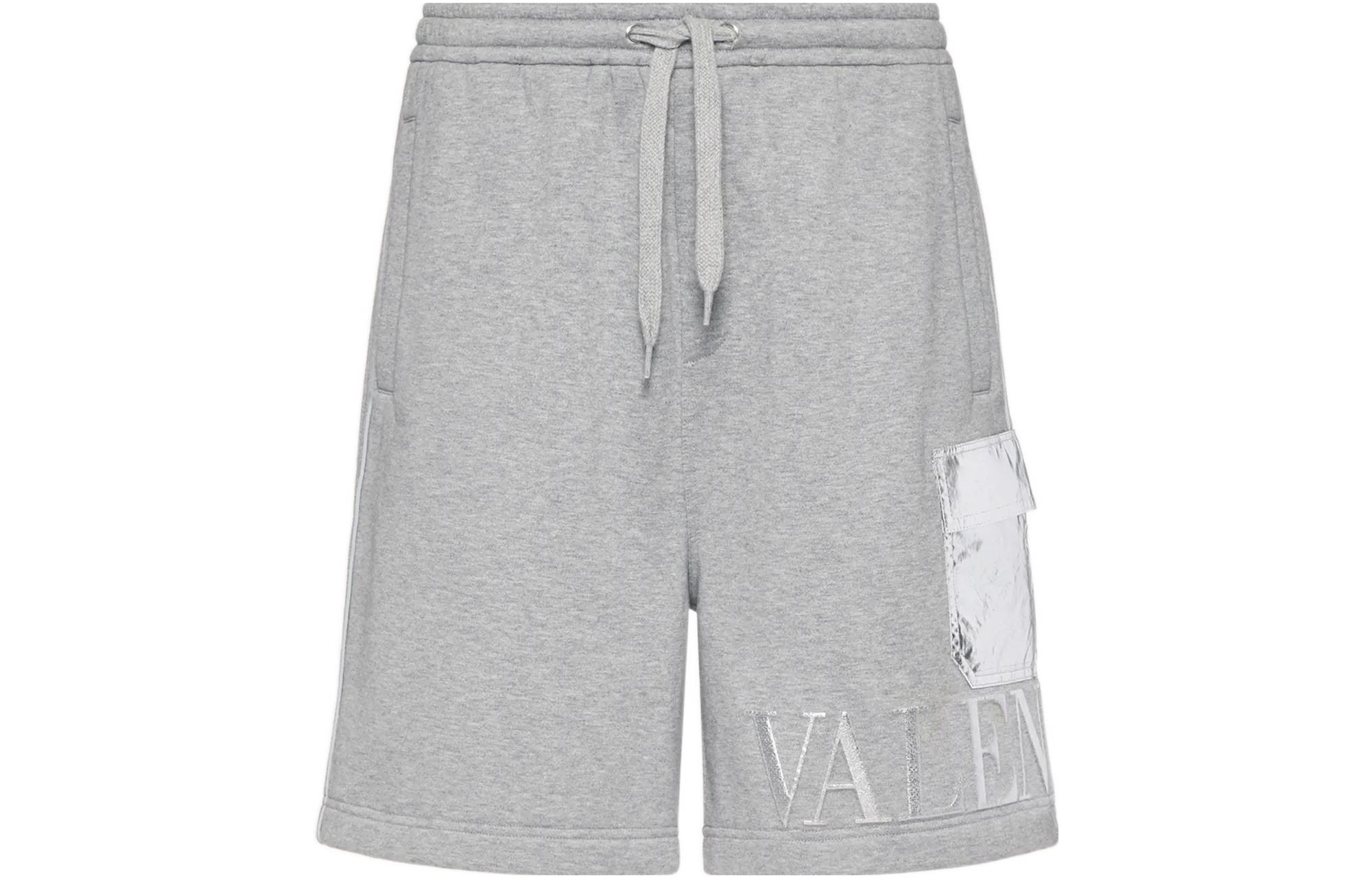 Order Valentino SS22 Celana Pendek Bermuda Logo Embossed dengan Kantong. XV3MD02C84KJ94