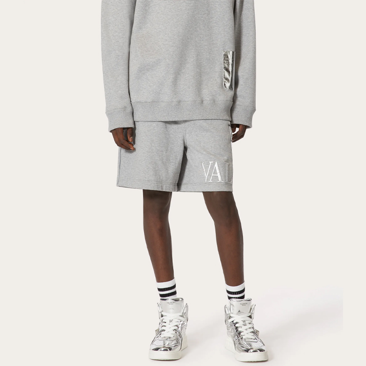 Lookbook Valentino SS22 Celana Pendek Bermuda Logo Embossed dengan Kantong. XV3MD02C84KJ94