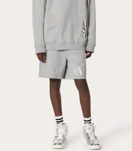 Valentino SS22 Celana Pendek Bermuda Logo Embossed dengan Kantong. XV3MD02C84KJ94 Lookbook Valentino SS22 Celana Pendek Bermuda Logo Embossed dengan Kantong. XV3MD02C84KJ94