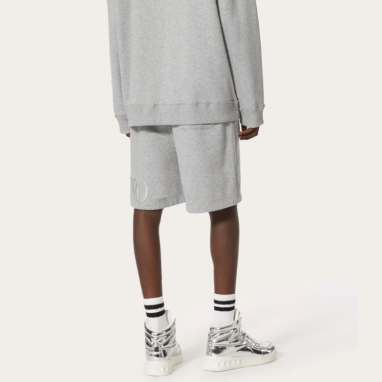 Shop Valentino SS22 Celana Pendek Bermuda Logo Embossed dengan Kantong. XV3MD02C84KJ94