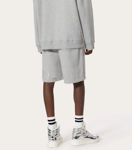 Valentino SS22 Celana Pendek Bermuda Logo Embossed dengan Kantong. XV3MD02C84KJ94 Shop Valentino SS22 Celana Pendek Bermuda Logo Embossed dengan Kantong. XV3MD02C84KJ94