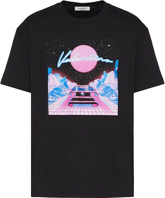 Valentino SS22 Camiseta Negra Gráfica de Manga Corta para Hombre. XV3MG11H85H384 Order Valentino SS22 Camiseta Negra Gráfica de Manga Corta para Hombre. XV3MG11H85H384