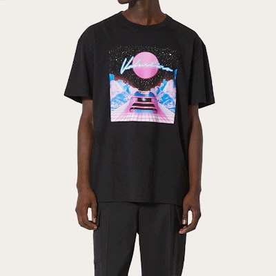 Valentino SS22 Camiseta Negra Gráfica de Manga Corta para Hombre. XV3MG11H85H384 Lookbook Valentino SS22 Camiseta Negra Gráfica de Manga Corta para Hombre. XV3MG11H85H384