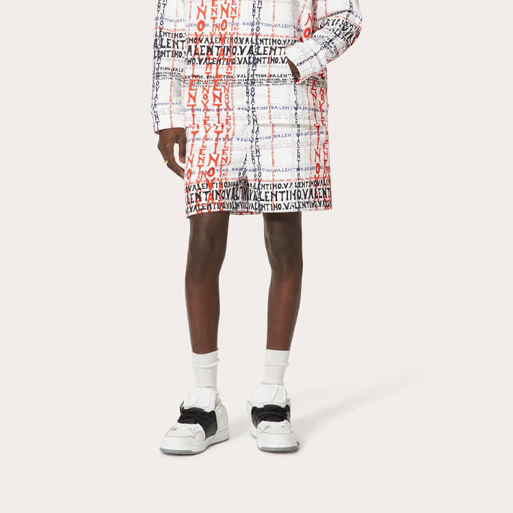 Shop Valentino SS22 字母印花白色短褲 時尚潮流 1V3MD03L8N76SE