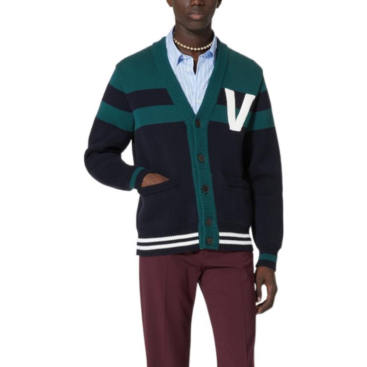Lookbook 발렌티노 SS22 스트라이프 로고 자수 브이넥 니트 스웨터 그린 남성. 1V3KA02B8R17MX