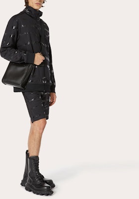 Valentino SS22 Jaket Zip-Up Cetakan Harimau 1967 Hitam Koleksi. XV3MF21I87WF94 Lookbook Valentino SS22 Jaket Zip-Up Cetakan Harimau 1967 Hitam Koleksi. XV3MF21I87WF94