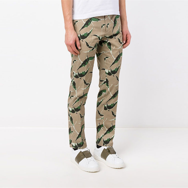 Purchase Pantalones Casuales Estampado Animal Valentino SS23 Multicolor. KV0RCG56392-KJ0