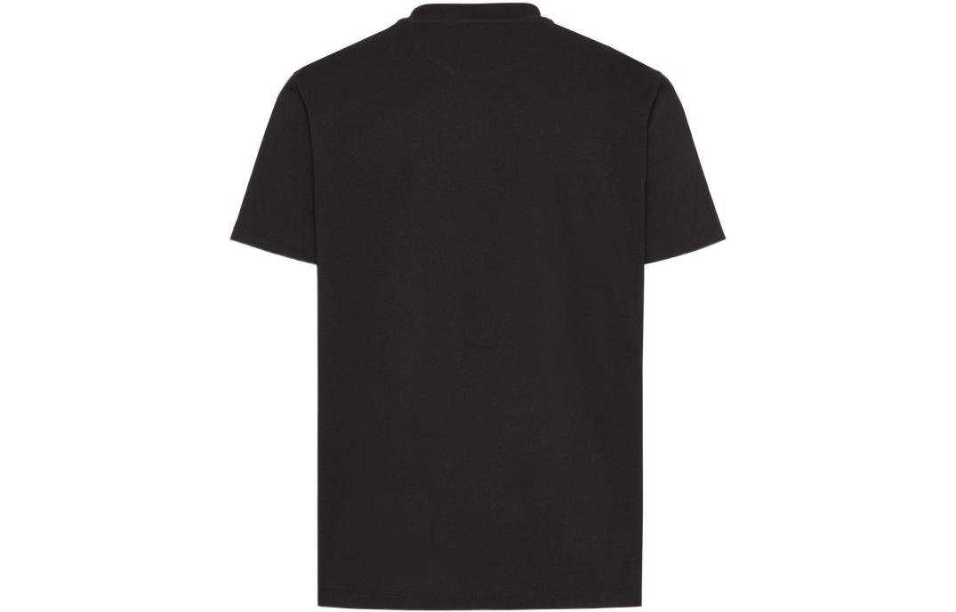 Lookbook Valentino SS23 Kaos Hitam dengan Logo Print dan Detail Stud. 2V3MG13C9690NO