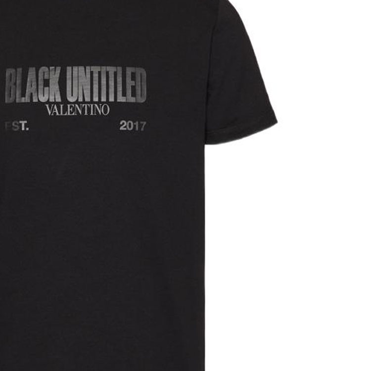 Sizing Valentino SS23 Kaos Hitam dengan Logo Print dan Detail Stud. 2V3MG13C9690NO