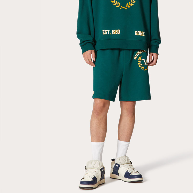 Lookbook Valentino SS23 綠色直筒短褲 彈性腰頭搭配品牌印花 2V3MD03V93LUY9