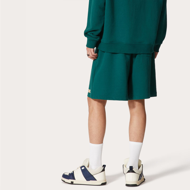 Shop Valentino SS23 綠色直筒短褲 彈性腰頭搭配品牌印花 2V3MD03V93LUY9