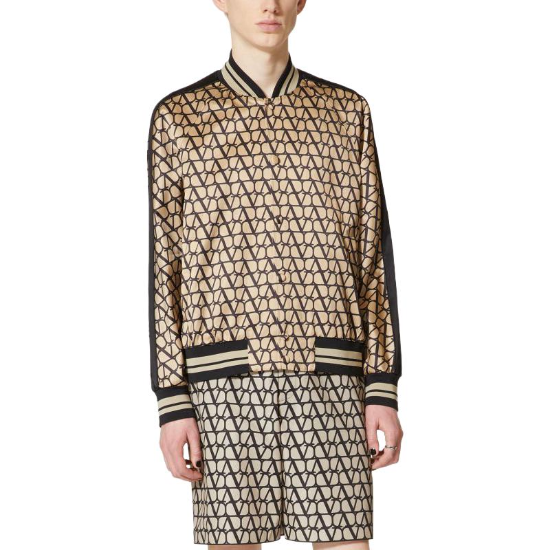 Lookbook 발렌티노 SS23 로고 프린트 봄버 재킷 베이지 색상. 3V3CI0A09HH-MYL