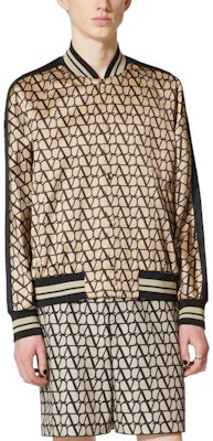 발렌티노 SS23 로고 프린트 봄버 재킷 베이지 색상. 3V3CI0A09HH-MYL Lookbook 발렌티노 SS23 로고 프린트 봄버 재킷 베이지 색상. 3V3CI0A09HH-MYL