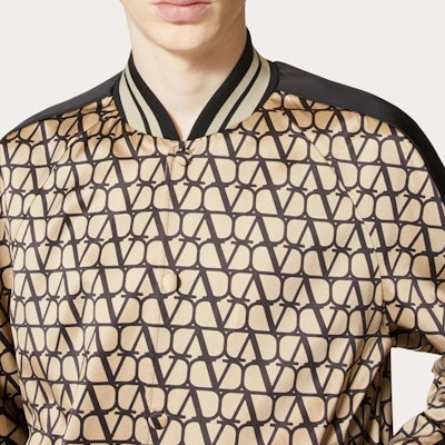 발렌티노 SS23 로고 프린트 봄버 재킷 베이지 색상. 3V3CI0A09HH-MYL Details for 발렌티노 SS23 로고 프린트 봄버 재킷 베이지 색상. 3V3CI0A09HH-MYL