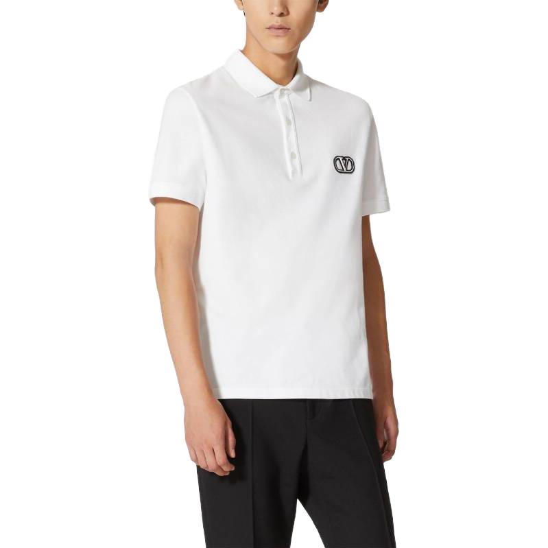 Lookbook Valentino SS23 Kaos Polo Putih dengan Cetak Logo Huruf. VMH01K954-0BO