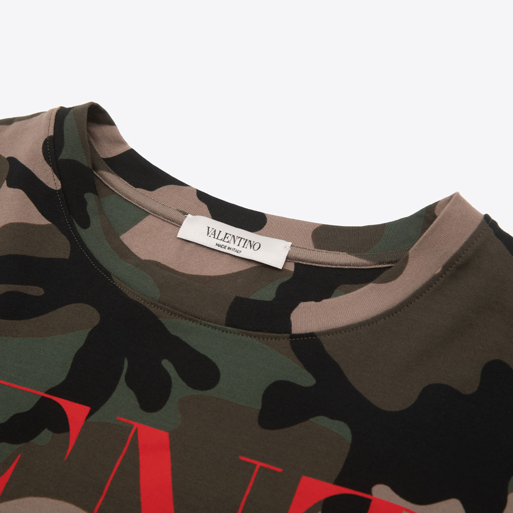 Purchase Valentino SS23 Kaos Pria Camouflage Letter Print Crewneck. SV0MG04G5SL-J63