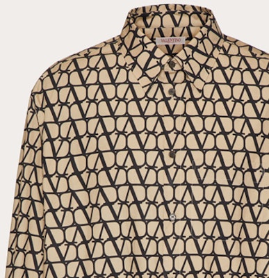 Valentino SS23 Baju Lengan Panjang Oversized Logo Cetak Lelaki Multicolor. 3V3ABA979GFMYL Details for Valentino SS23 Baju Lengan Panjang Oversized Logo Cetak Lelaki Multicolor. 3V3ABA979GFMYL