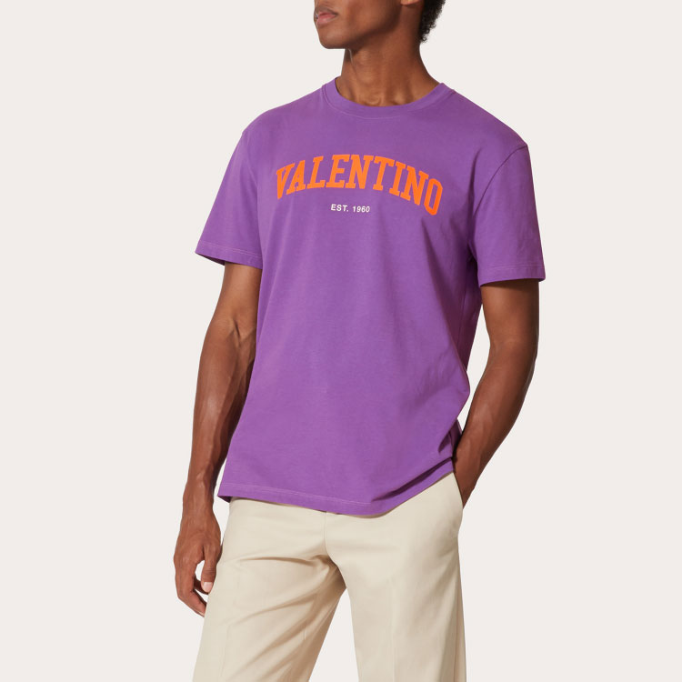 Shop Valentino SS23 Kaos Ungu Logo Print Crewneck Lengan Pendek. 2V3MG13D964U15