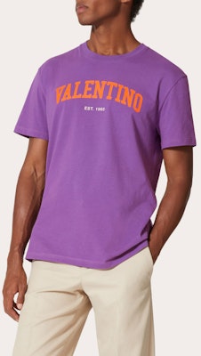 Valentino SS23 Camiseta Morada de Logo Impreso de Manga Corta y Cuello Redondo. 2V3MG13D964U15 Shop Valentino SS23 Camiseta Morada de Logo Impreso de Manga Corta y Cuello Redondo. 2V3MG13D964U15