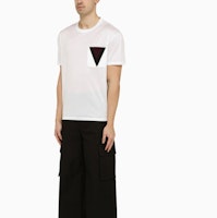 Valentino SS24 Kaos Pola Geometris Lengan Pendek Putih 4V3MG01F9Y20BO Lookbook Valentino SS24 Kaos Pola Geometris Lengan Pendek Putih 4V3MG01F9Y20BO