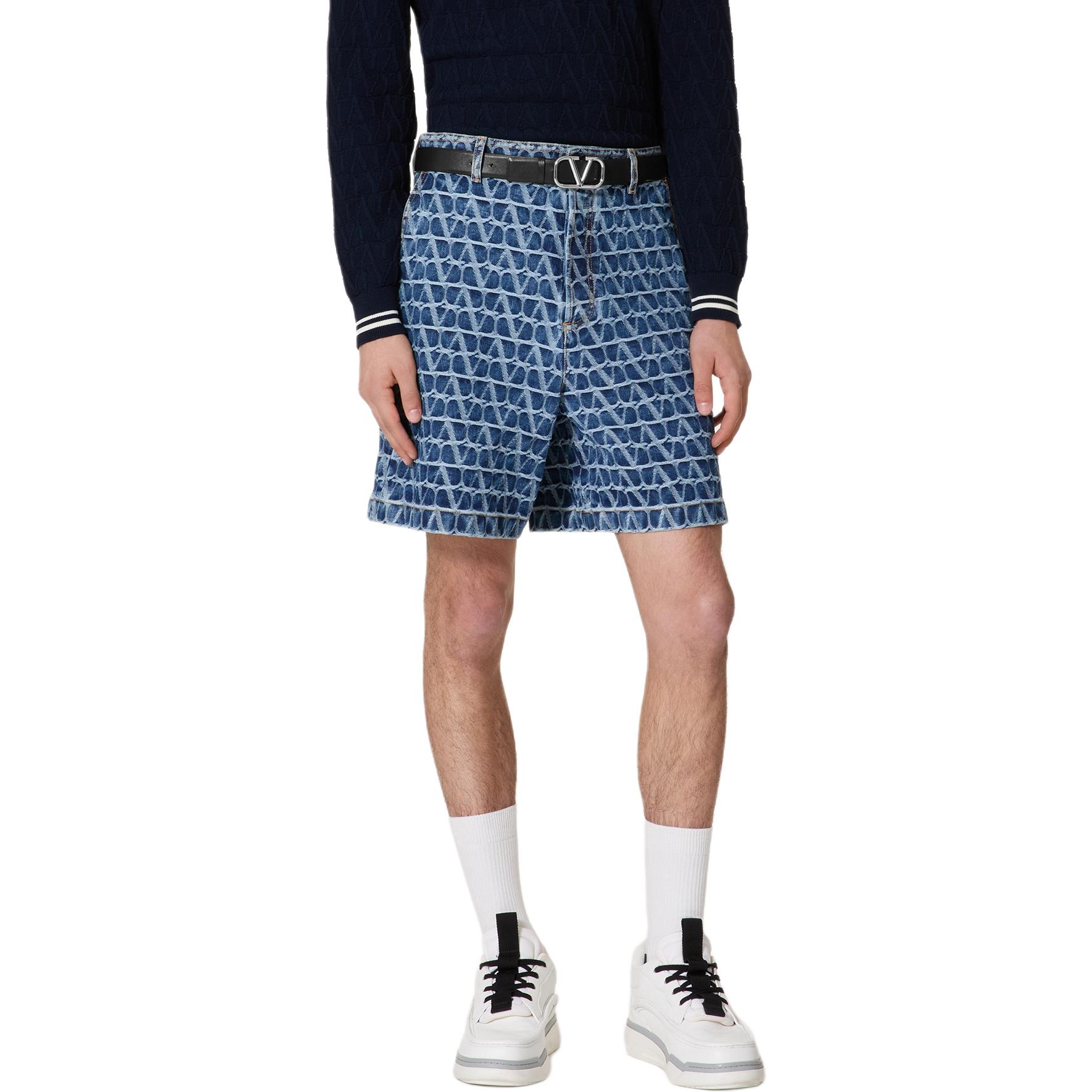 Lookbook Valentino SS24 Logo Print Denim Shorts for Men - Dark Blue. 5V3DD03DA9E558
