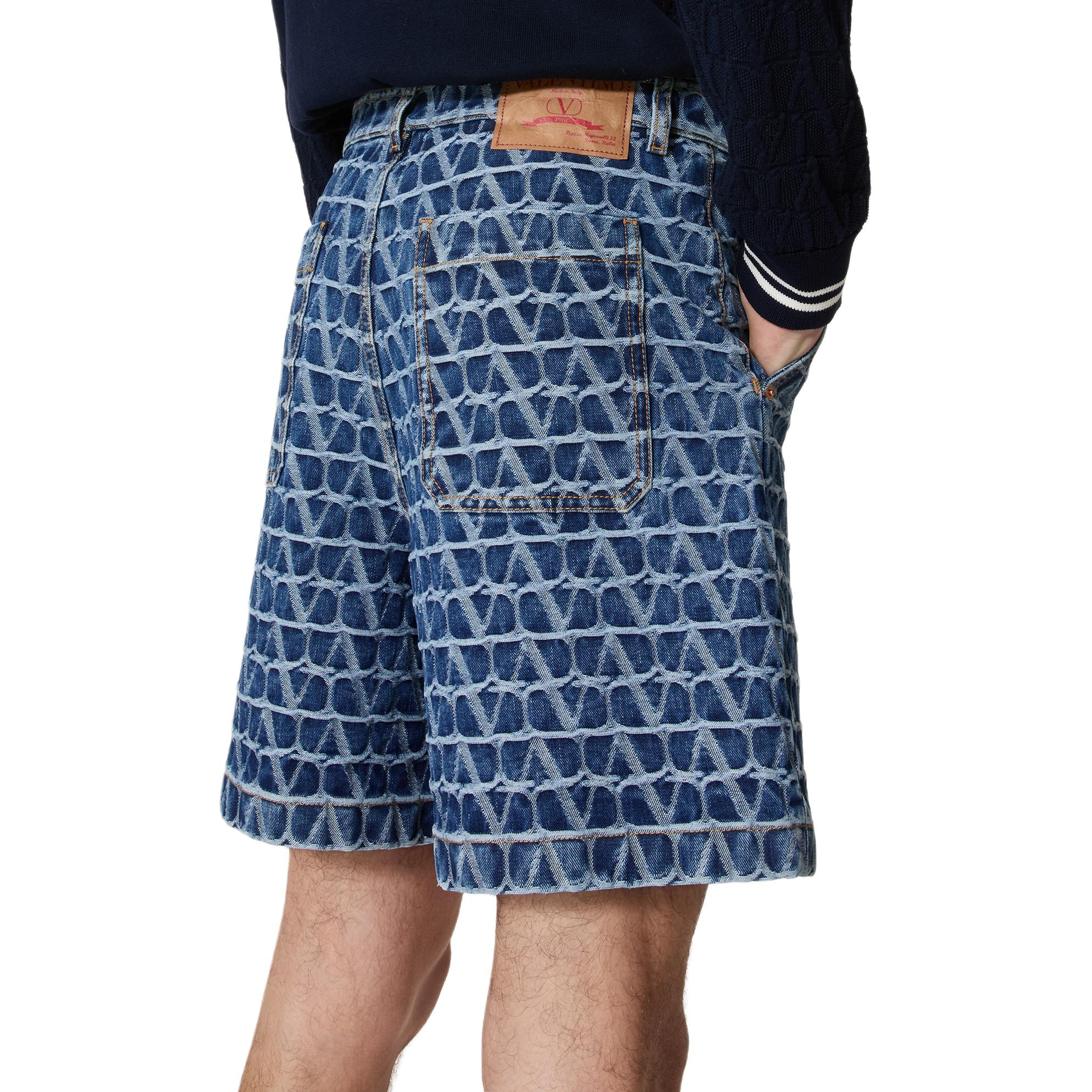 Purchase Valentino SS24 Logo Print Denim Shorts for Men - Dark Blue. 5V3DD03DA9E558