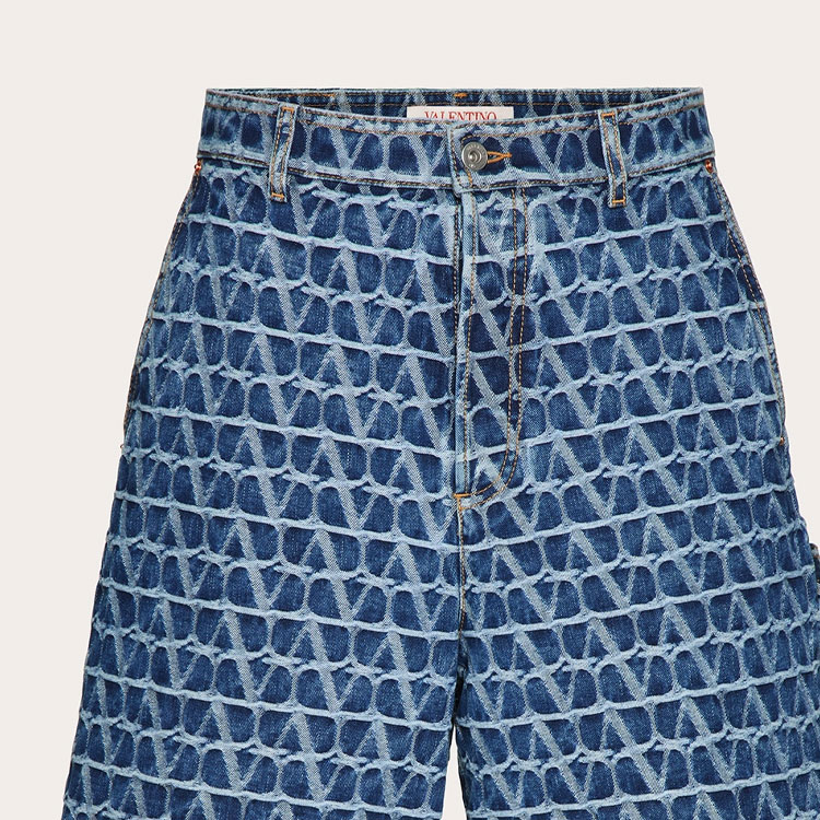 Sizing Valentino SS24 Logo Print Denim Shorts for Men - Dark Blue. 5V3DD03DA9E558