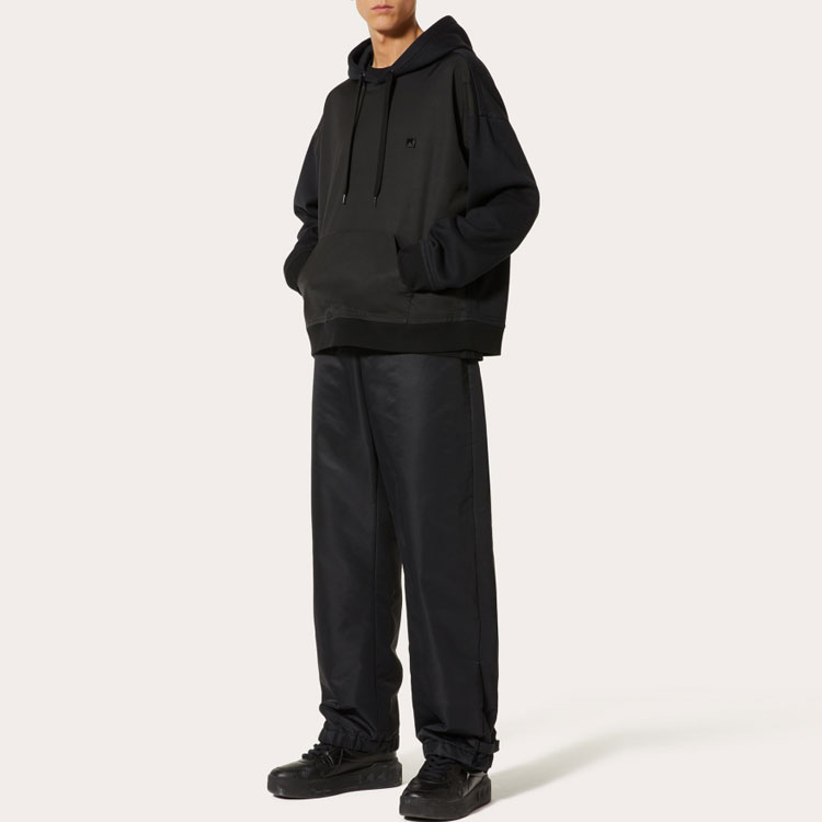 Lookbook Valentino SS25 Hoodie Oversized Solid Pullover Hitam. 1V0MF22W8Y3-0NO