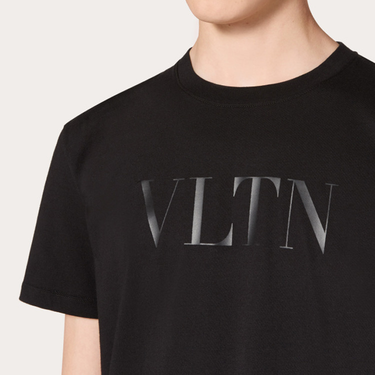 Sizing Kaos Pendek Pria Valentino VLTN Hitam dengan Desain Cetak TV3MG10V3LEN01