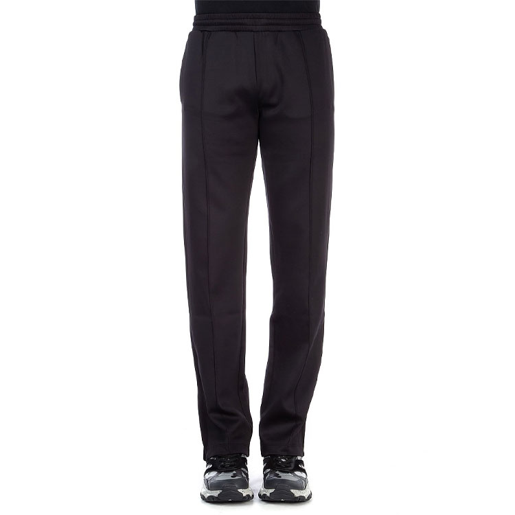 Lookbook Celana Panjang Rajut Pria Valentino VLTN Logo Hitam. RV3MD00Q5840NO