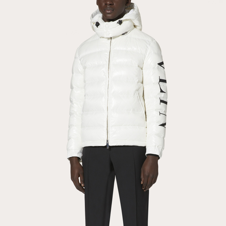 Lookbook Valentino 白色连帽羽绒服 左袖VLTN印花 UV0CNA316SQA01